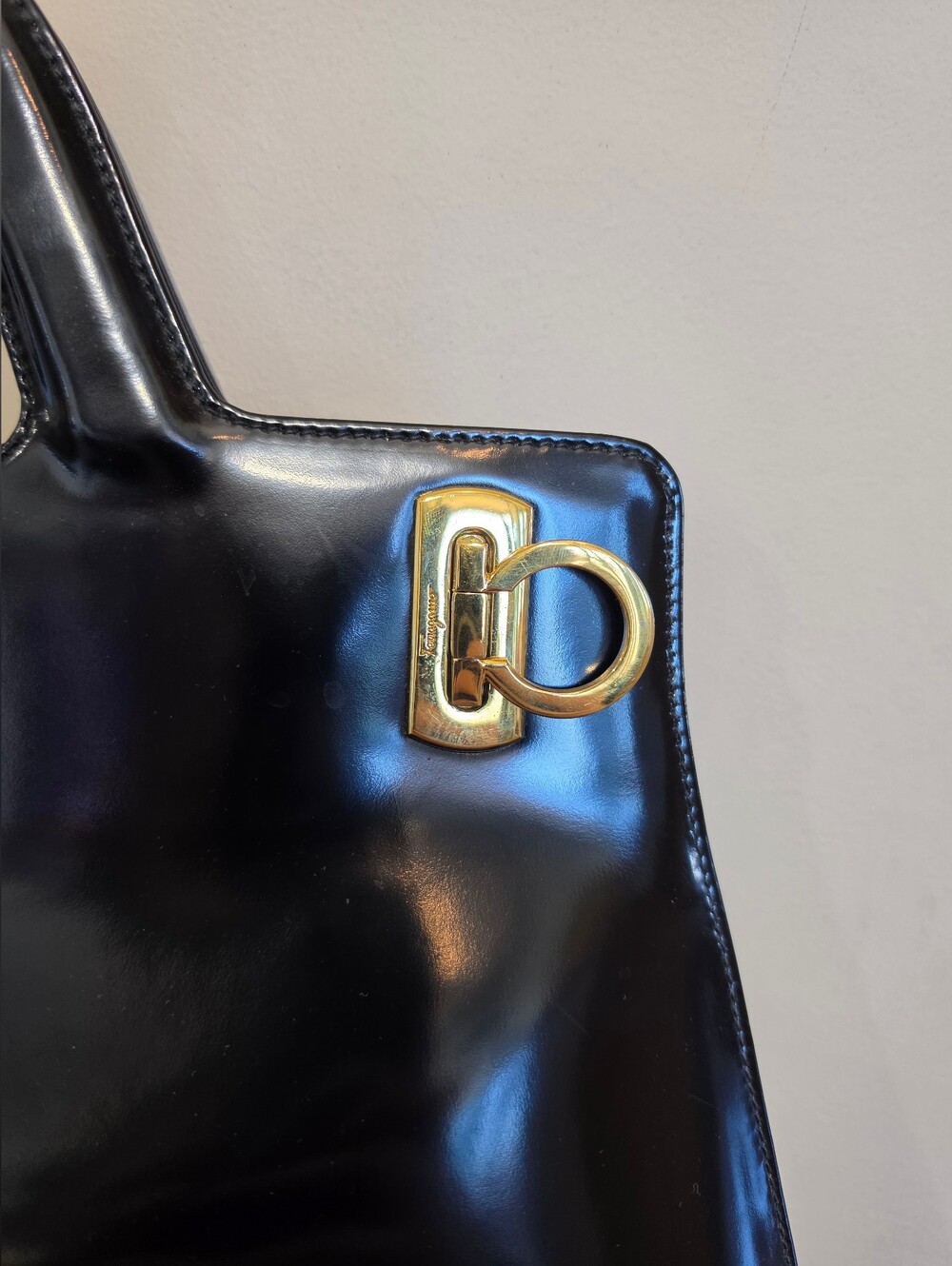 Ferragamo Wanda Black Patent Top-Handle handbag with strap - Picture 2 of 15